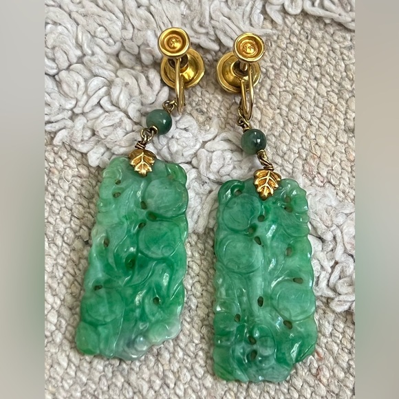 Vintage 14K Gold Carved Jadeite Dangle Panel Screw back Earrings w/Matching Ring - Picture 8 of 11